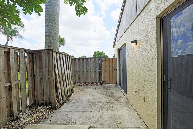 Building Photo - Cedarbend 5274-3