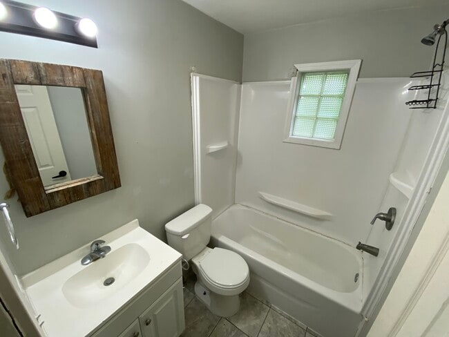 Building Photo - 1539 N Hickory Rd