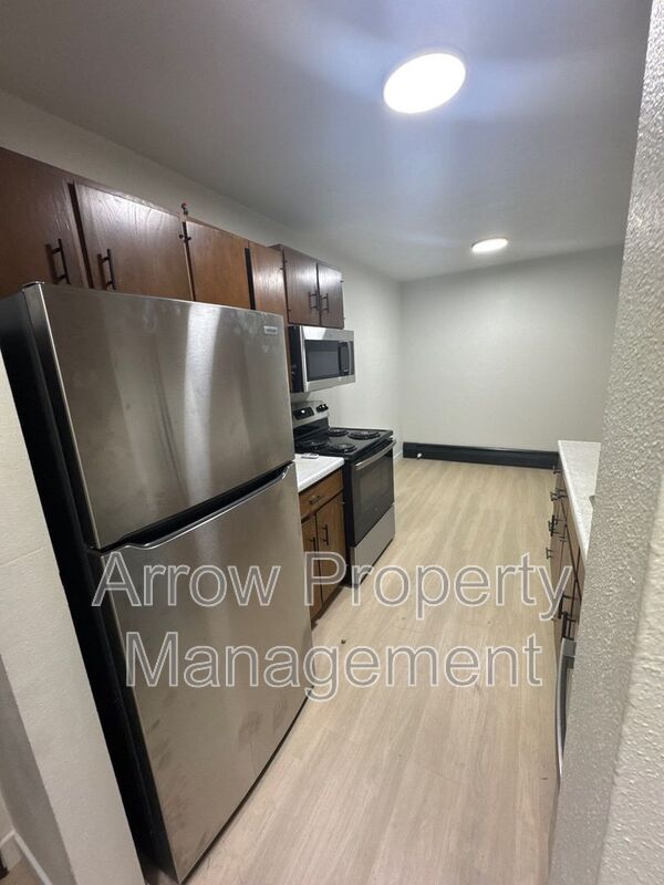 Building Photo - 215 E Arbor Ave