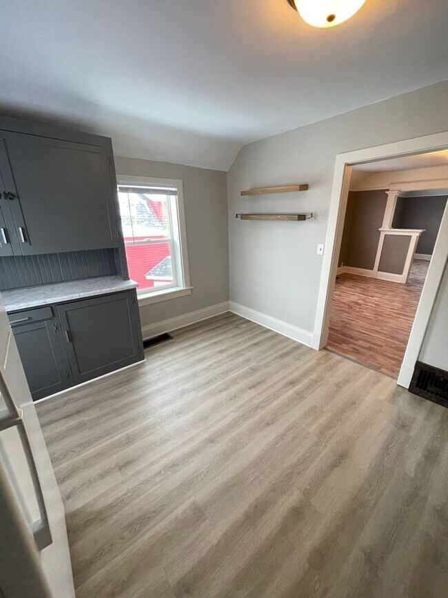 Building Photo - 606 N 60th Ave W