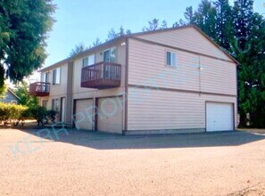 Building Photo - Charming 2-Bedroom Multiplex in Portland with Cozy 862 Sq Ft Layout - Perfect for Urban Living!