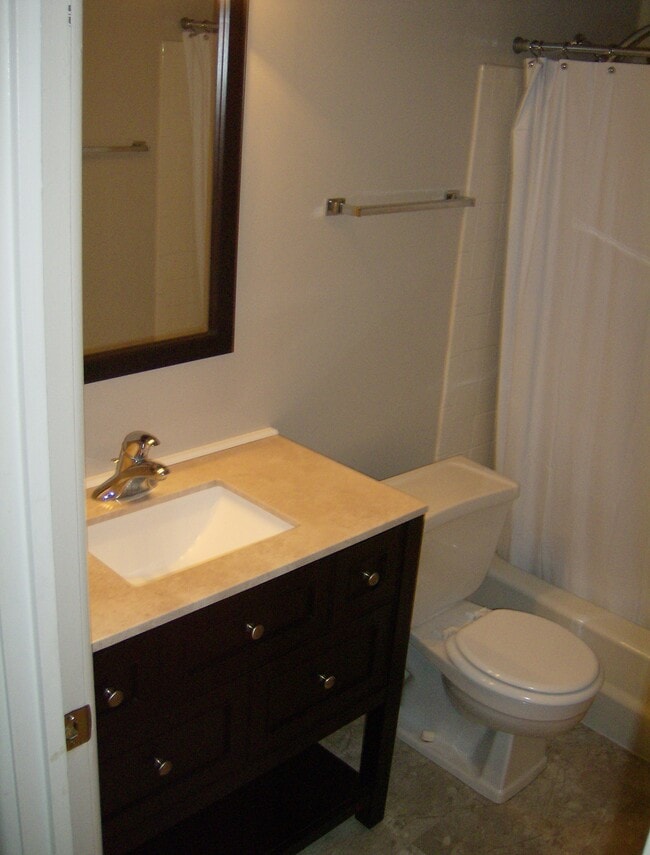 Building Photo - 1375 Rebecca Dr