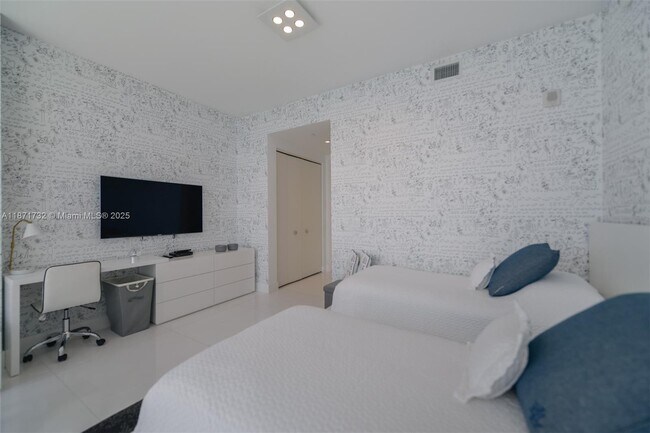Building Photo - 16901 Collins Ave