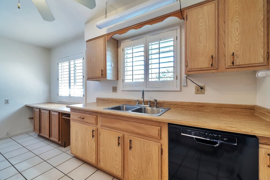 Building Photo - 11040 W Salem Dr