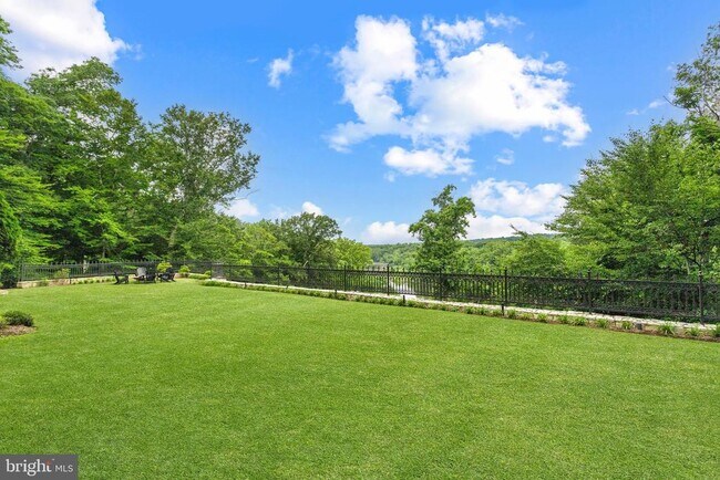 Building Photo - 612 Rivercrest Dr