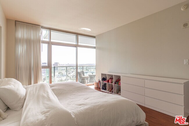 Building Photo - 13700 Marina Pointe Dr