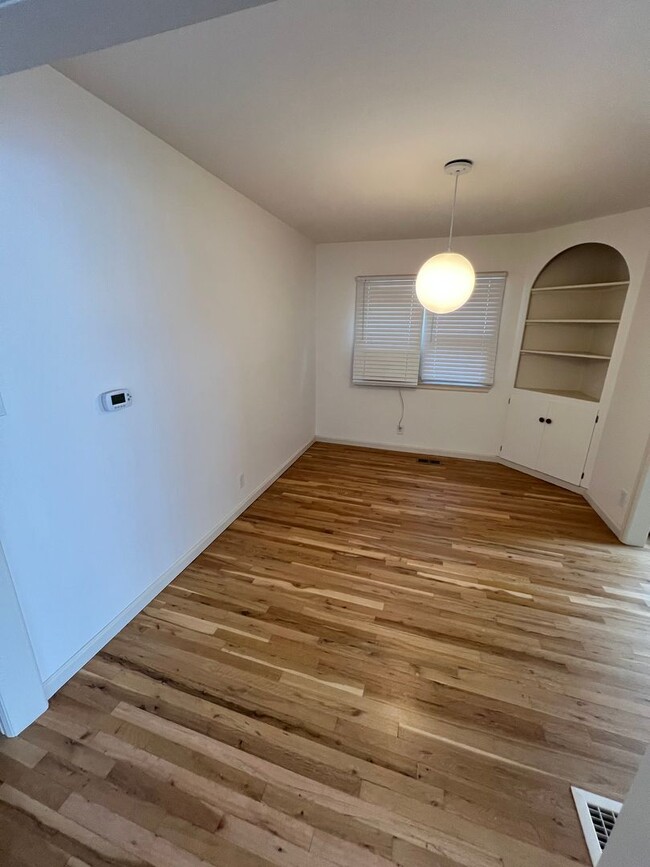 Building Photo - 2 Bedroom Home in Lincoln Park