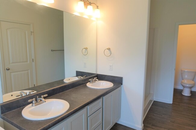 Building Photo - 176 Bur Oak Dr