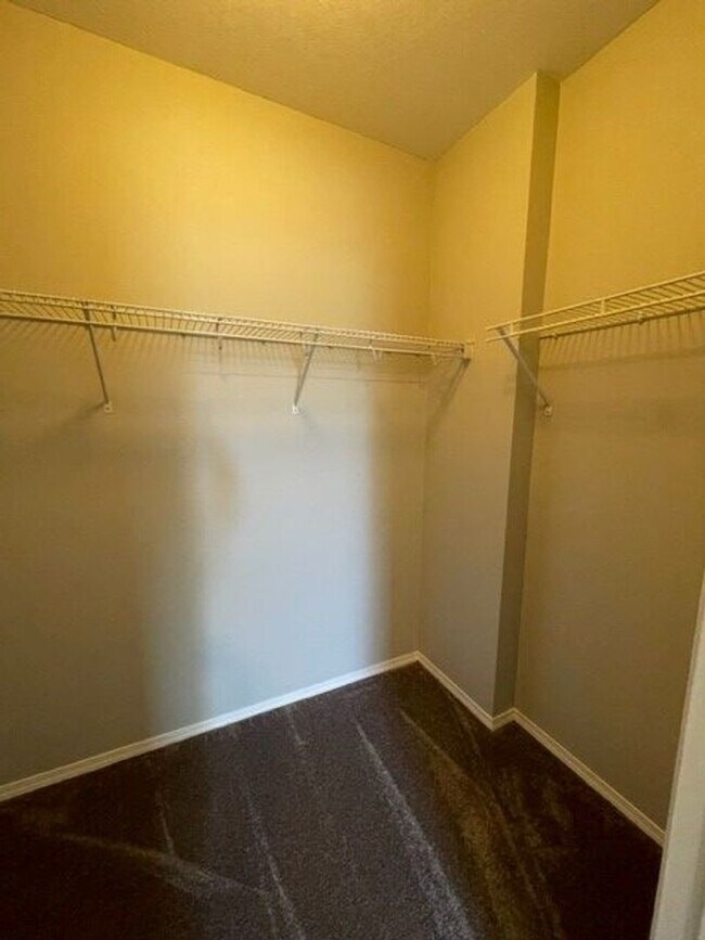 Building Photo - 4 Bedroom Walk out Basement Duplex in Ozark!