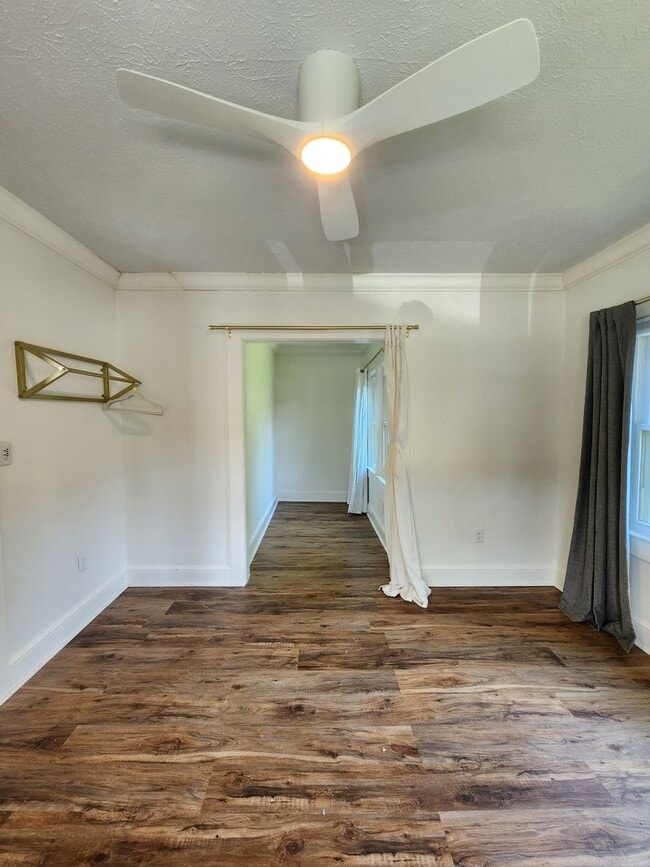 Building Photo - Fairview Bungalow