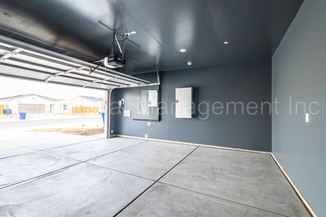 Building Photo - 4 Bedroom/2 Bath Home with Paid Solar in the Southwest - $2650 Per Month!