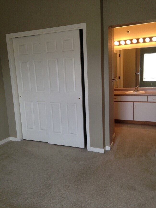 Building Photo - 3B/2.5B Boulder Townhome Close to Campus Available 8/1