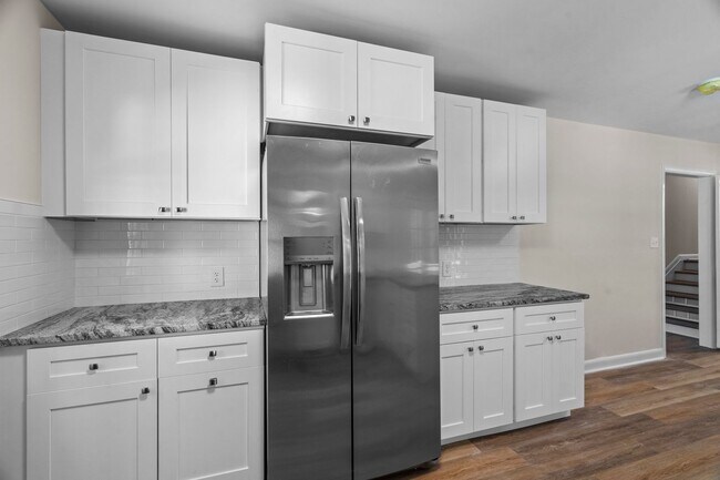 Building Photo - Gorgeous 3 Bedroom, 2 Bath Split-level home in Brentwood - High-end Renovation, Pet Friendly!