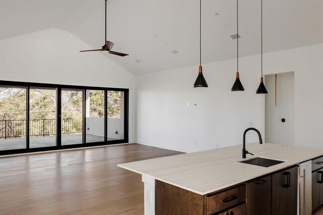 Building Photo - 2504 Bluffview Dr