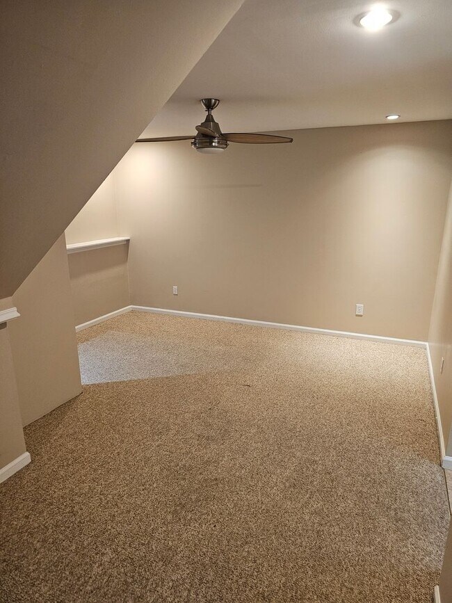 Building Photo - Wonderfully Remodeled Tri Level 3BR/2BTH Soulard Townhouse