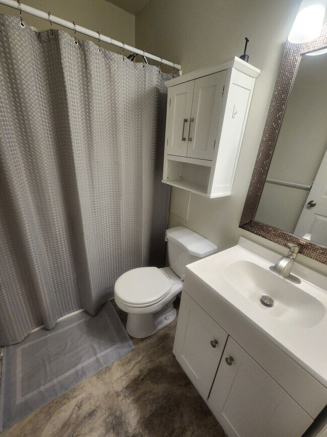 Building Photo - Beautiful and spacious 3 bedroom 1 bath ho...