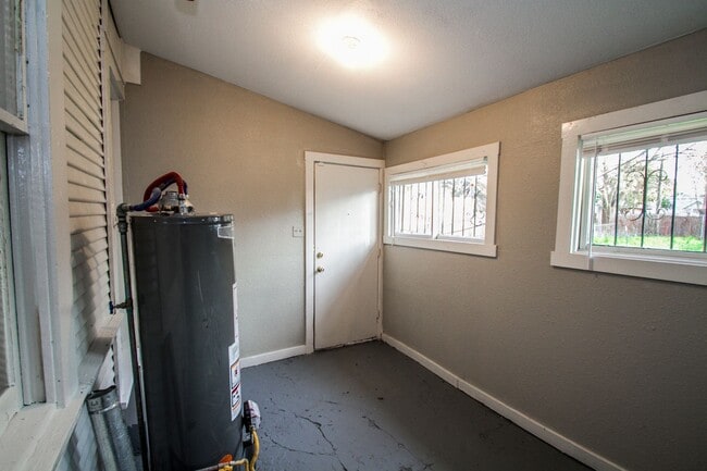 Building Photo - 512 Cooper St