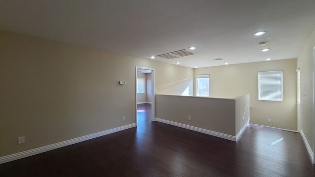 Building Photo - 3 Bedroom home located near Mountains Edge.