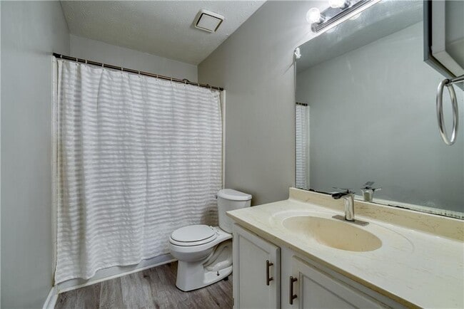 Building Photo - 1445 Oakridge Cir