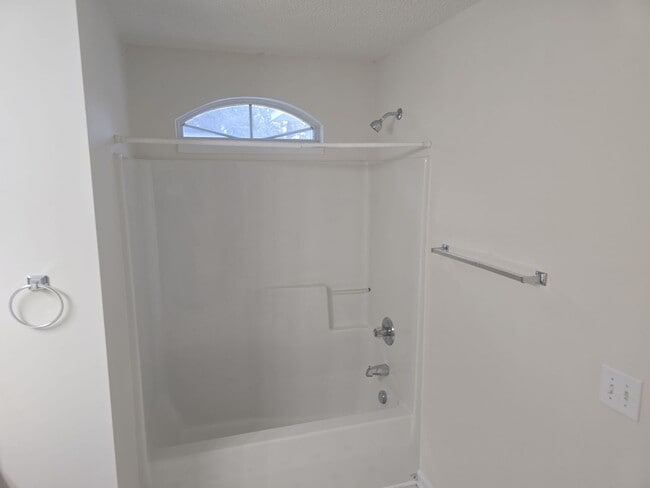 Building Photo - 3 bedroom, 2 bath home in a great area nea...