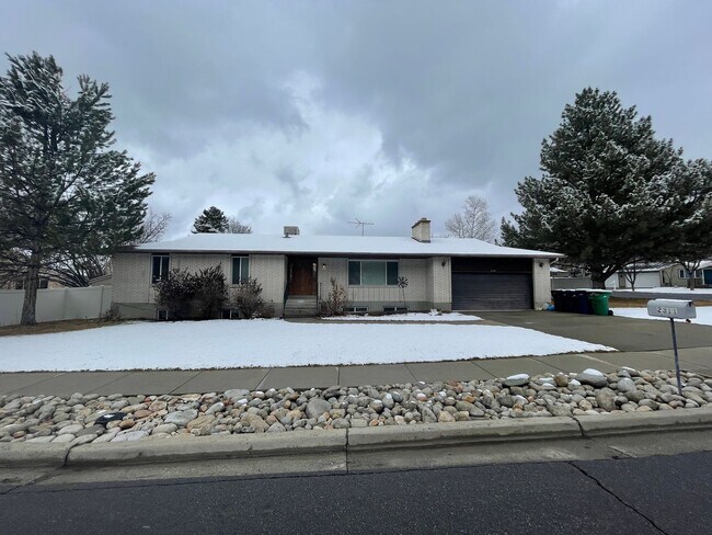 Primary Photo - Spacious 5-Bedroom Home Near Little Cotton...