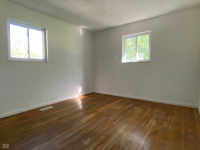 Building Photo - 220 Maple St