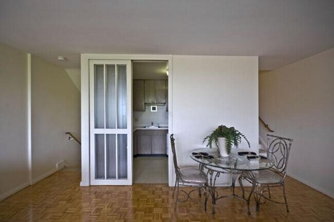 Building Photo - Great Location 1Br/1Bth. Heat & Hot Water ...