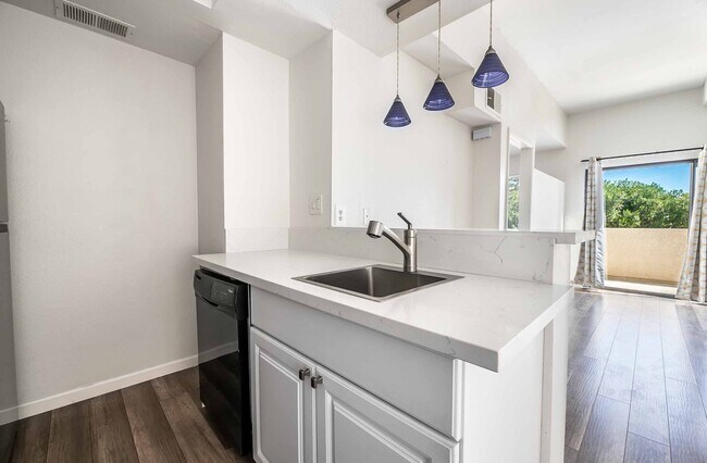 Building Photo - Central Las Vegas Condo Near Chinatown & The Strip