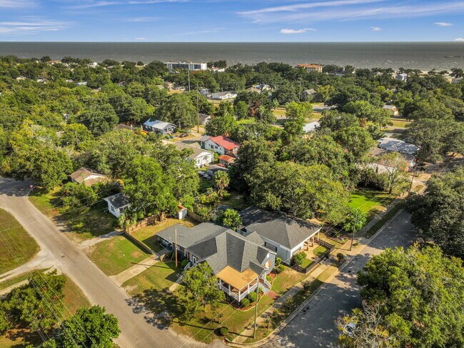 Building Photo - 1100 SF suite/apt in Historic Home, 1 bed/...