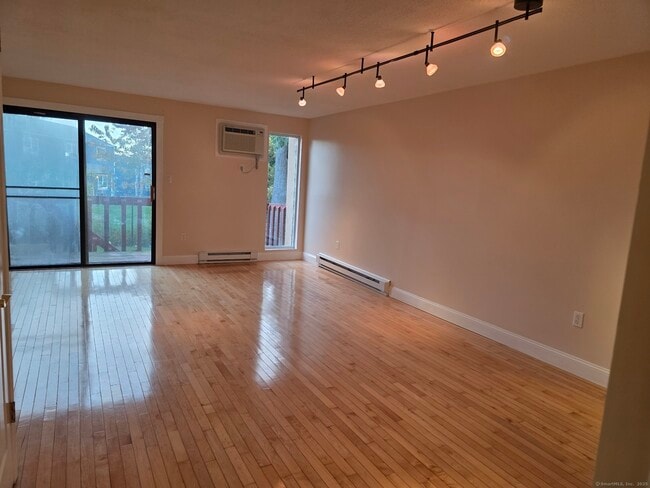 Building Photo - 552 Shennecossett Rd