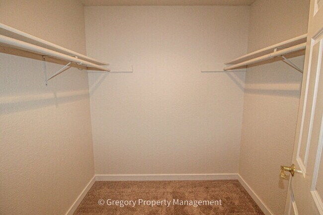 Building Photo - Excellent value in this updated 2 bedroom condo. Easy walk to Juanita beach waterfront park and t...