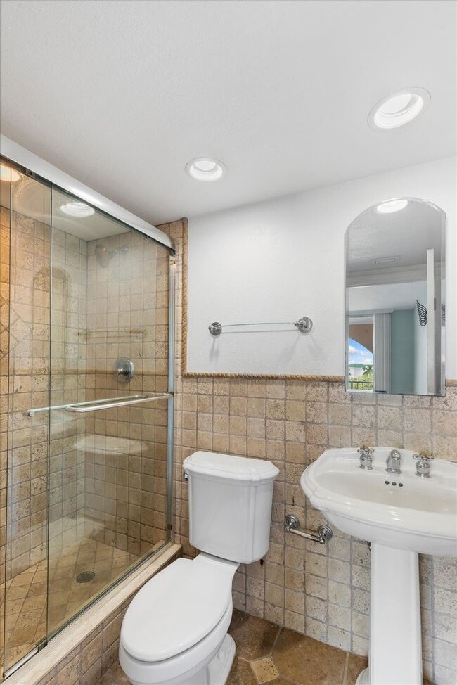 Building Photo - 3 Bedroom, 2 Bathroom Unfurnished Condo for a 1 year lease!