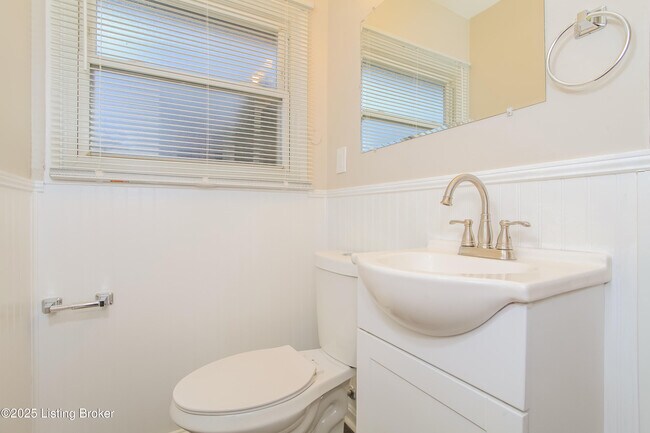 Building Photo - 5806 Alanadale Dr