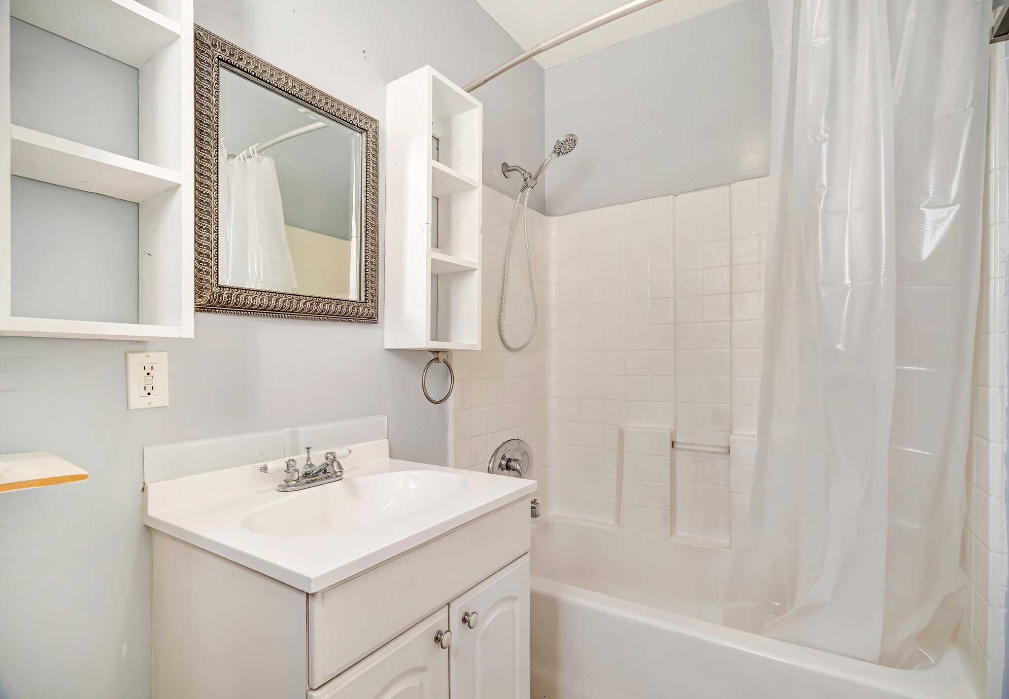 Building Photo - 15157 Valleyheart Dr