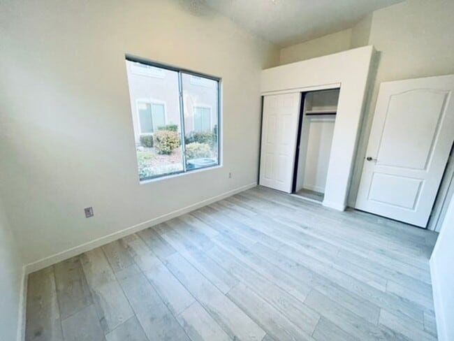 Building Photo - 2305 W Horizon Ridge Pkwy