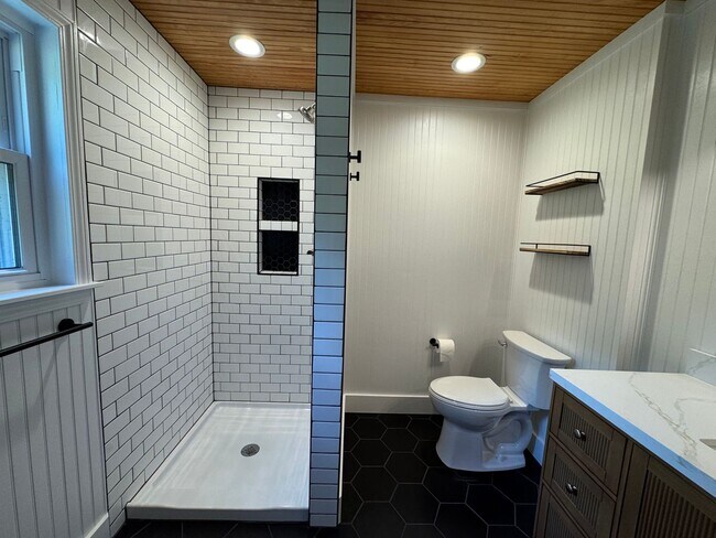 Building Photo - Spacious 3/2.5 House in Twickenham Estates...