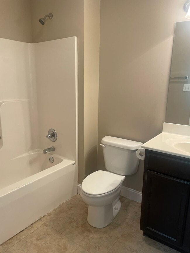 Building Photo - Knoxville 37918 - 2 bedroom, 2.5 bath townhome - Contact Lisa Vineyard and Shannon Russell (865) ...