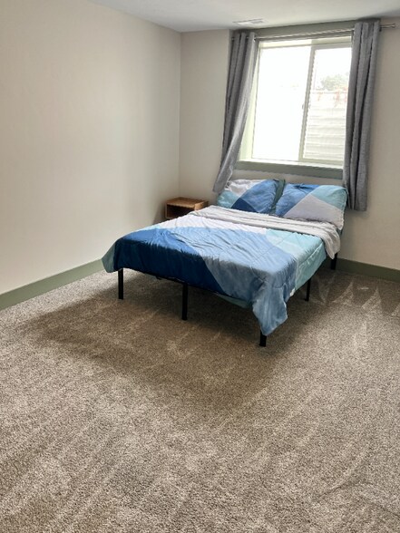 Building Photo - 422 W 18th St