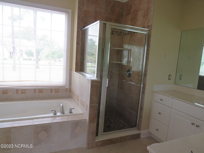 Building Photo - 400 Landfall Ct