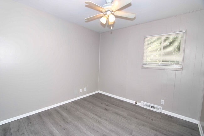 Building Photo - 4 Bed 2 Bath House for Rent