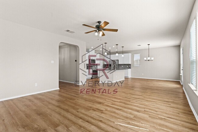 Building Photo - Large 3 bedroom close to I-35 in Belton