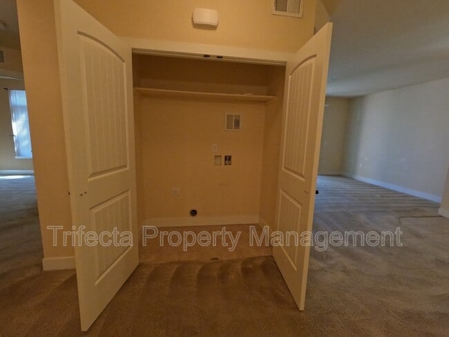 Building Photo - 2445 Windrow Dr