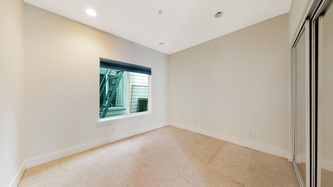 Building Photo - 2 bedroom 1 bathroom with Garage Parking