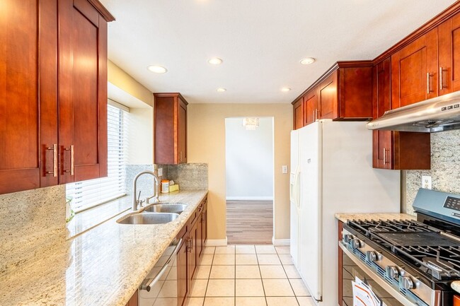 Building Photo - 13564 Cres Hill Dr