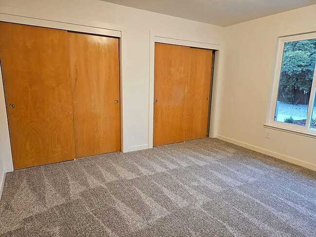 Building Photo - 405 W Southwood Dr