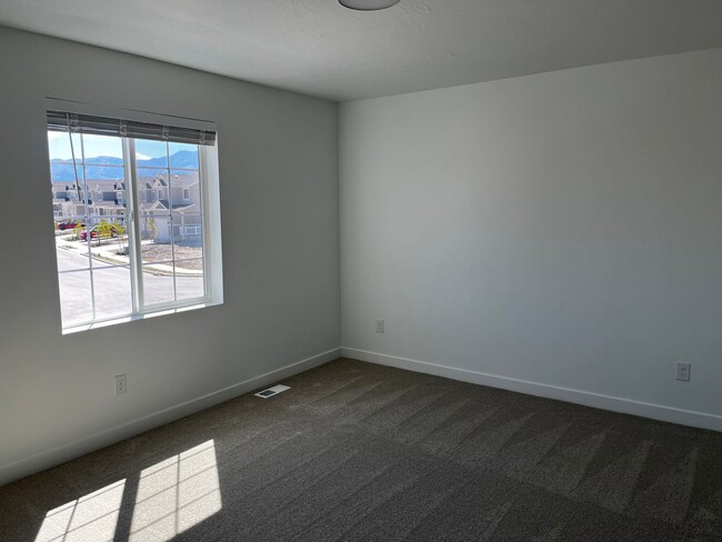 Building Photo - GET $500 OFF THE FIRST MONTHS RENT!!!!