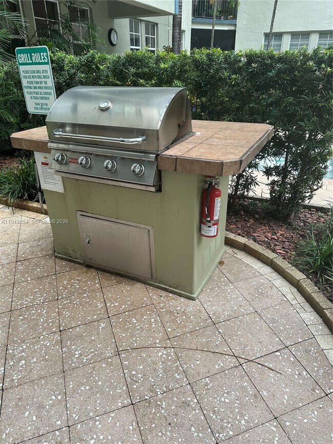 Building Photo - 533 NE 3rd Ave