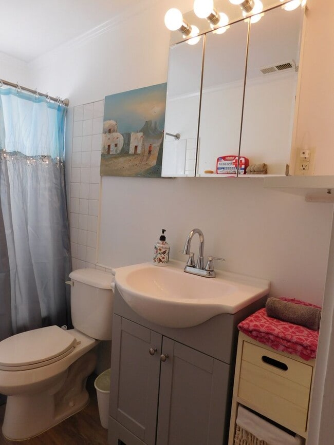 Building Photo - 712 N B St