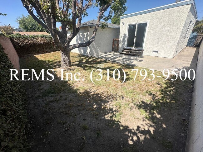 Building Photo - 25021 Oak St