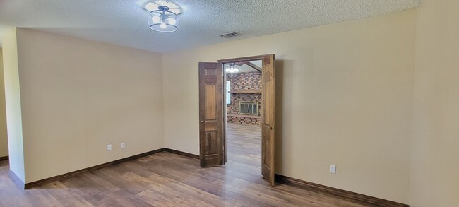 Building Photo - LARGE 3 BEDROOM HOME IN NORTHEAST CLOVIS